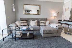 Zdjęcie z galerii obiektu Peaceful Modern 2 bedroom apartment in Aloha Pueblo With View over The Pool w Marbelli