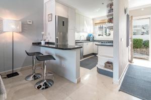 Zdjęcie z galerii obiektu Peaceful Modern 2 bedroom apartment in Aloha Pueblo With View over The Pool w Marbelli