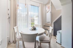 Zdjęcie z galerii obiektu Peaceful Modern 2 bedroom apartment in Aloha Pueblo With View over The Pool w Marbelli