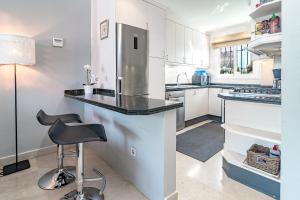 Zdjęcie z galerii obiektu Peaceful Modern 2 bedroom apartment in Aloha Pueblo With View over The Pool w Marbelli