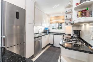 Zdjęcie z galerii obiektu Peaceful Modern 2 bedroom apartment in Aloha Pueblo With View over The Pool w Marbelli