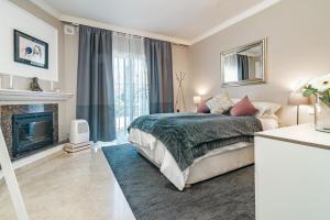 Zdjęcie z galerii obiektu Peaceful Modern 2 bedroom apartment in Aloha Pueblo With View over The Pool w Marbelli