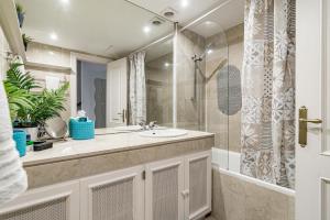 Zdjęcie z galerii obiektu Peaceful Modern 2 bedroom apartment in Aloha Pueblo With View over The Pool w Marbelli