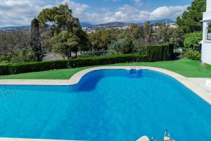 Zdjęcie z galerii obiektu Peaceful Modern 2 bedroom apartment in Aloha Pueblo With View over The Pool w Marbelli