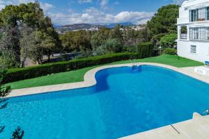 Zdjęcie z galerii obiektu Peaceful Modern 2 bedroom apartment in Aloha Pueblo With View over The Pool w Marbelli