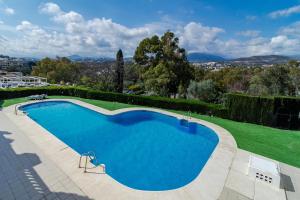 Zdjęcie z galerii obiektu Peaceful Modern 2 bedroom apartment in Aloha Pueblo With View over The Pool w Marbelli