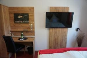 TV a/nebo společenská místnost v ubytování Hotel Jan van Werth