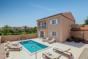 Bazén v ubytování Villa Mokka - Perfekt ausgestattete Villa in hervorragender Lage nebo v jeho okolí