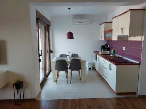 Kuchyň nebo kuchyňský kout v ubytování Apartments Amfora