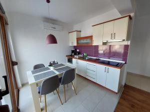 Kuchyň nebo kuchyňský kout v ubytování Apartments Amfora