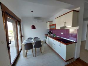 Kuchyň nebo kuchyňský kout v ubytování Apartments Amfora