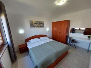 Postel nebo postele na pokoji v ubytování Apartments Amfora + 37 fotografií