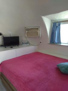 1 dormitorio con una alfombra rosa grande en el suelo en Cabanas de Tucuns en Búzios