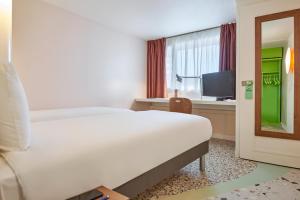 Katil atau katil-katil dalam bilik di Greet Hotel Versailles - Voisins Le Bretonneux