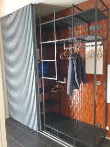 einen begehbaren Kleiderschrank mit Glasregalen und einer Tür in der Unterkunft Viste Funäsdalen in Funäsdalen