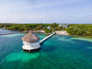 una isla con un barco en el agua en Quinta del Mar Tintipán en El Islote