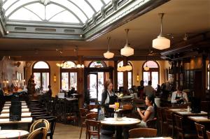 a restaurant with people sitting at tables at Maximilian Studios in Speyer