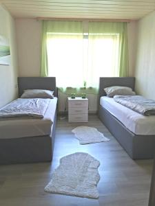 Tempat tidur dalam kamar di Ferienwohnung Lilly