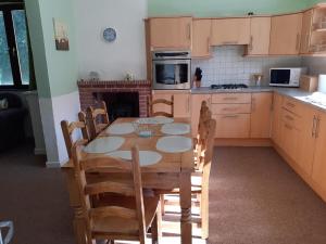 Majoituspaikan Inviting 3-Bed House in langourla brittany keittiö tai keittotila