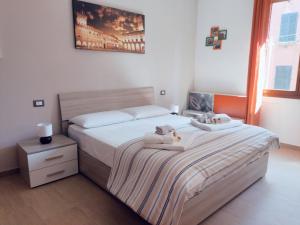 un dormitorio con una cama con dos animales de peluche en BeHome Apartment Holidays en Bolonia