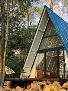 une petite maison avec un toit bleu dans l'établissement Salto Suizo Parque Ecologico, à Independencia