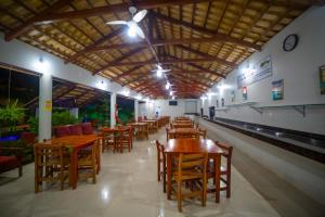 a row of tables and chairs in a restaurant at Pousada Kalunga in Flecheiras