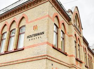 un edificio di mattoni con un cartello ospedaliero di Horenmann di Holterman Hostel a Göteborg
