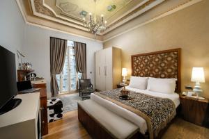 Uma TV ou centro de entretenimento em The Story Hotel Pera