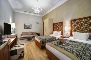 The Story Hotel Pera في إسطنبول: غرفه فندقيه سريرين وتلفزيون