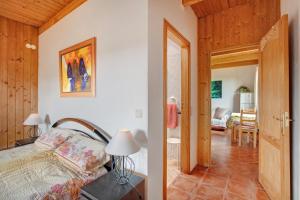 um quarto com uma cama e uma porta que leva a uma sala de estar em Casa Inti em Granadilla de Abona