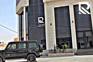 un jeep negro estacionado frente a un edificio en فندق روند, en Hafr Al Batin