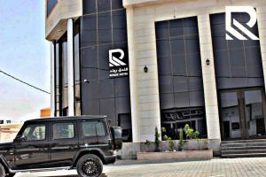 a black jeep parked in front of a building at شقق روند للشقق الفندقية in Hafr Al-Batin