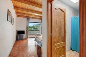 een hal met een deur naar een slaapkamer bij Casa Inti in Granadilla de Abona