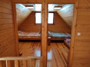 een blokhut met 2 bedden op de zolder bij Zaovinski Raj Tara in Konjska Reka