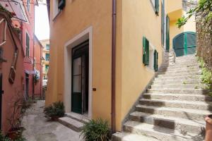 una rampa di scale che porta a un edificio di Albarola a Monterosso al Mare