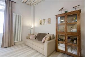 蒙特罗索阿尔马雷Albarola的带沙发和木柜的客厅