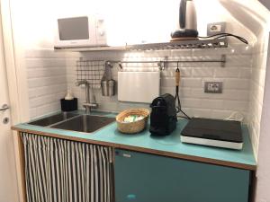 a kitchen counter with a sink and a microwave at Albarola in Monterosso al Mare