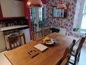 uma cozinha com uma mesa de madeira com bananas em The Hideaway em Peebles