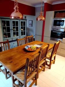 uma mesa de madeira numa cozinha com uma taça de fruta em The Hideaway em Peebles