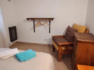 a room with a bed and a desk and a chair at Departamento E.M.A in Esquel
