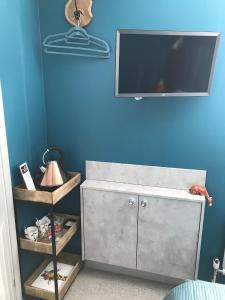 Amarillo Guesthouse的电视和/或娱乐中心