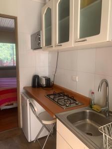 a small kitchen with a sink and a stove at Casa conferencia in Santiago