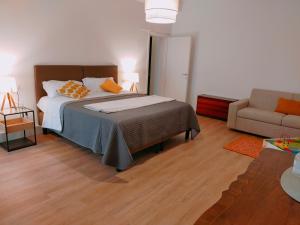 una camera con letto e divano di Ca' Palazzo a Mestre