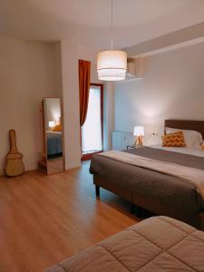 1 dormitorio grande con 2 camas y espejo en Ca' Palazzo, en Mestre