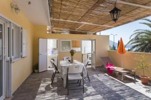 una cucina e una sala da pranzo con tavolo e sedie di Apartments Djurkovic a Mlini