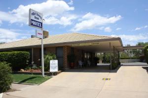 a building with a sign that reads wait in line at a motel at Mid Town Inn Narrabri in Narrabri