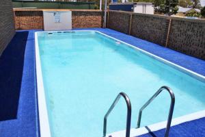 Swimmingpoolen hos eller tæt på Mid Town Inn Narrabri