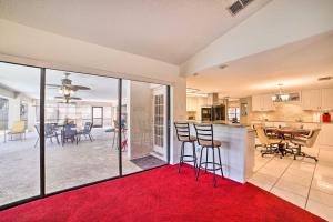 een keuken en een woonkamer met een rood tapijt bij Relaxing Tampa Abode with Screened Lanai and Pool in Tampa