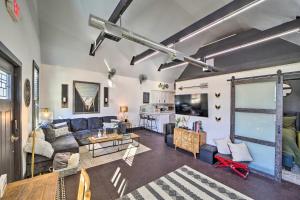 Μια τηλεόραση ή/και κέντρο ψυχαγωγίας στο Cozy Carlton Landing Home - Near Lake Eufaula