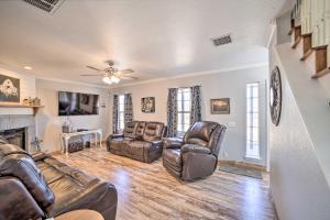 Χώρος καθιστικού στο Broken Arrow Country Home Patio on about 2 Acres